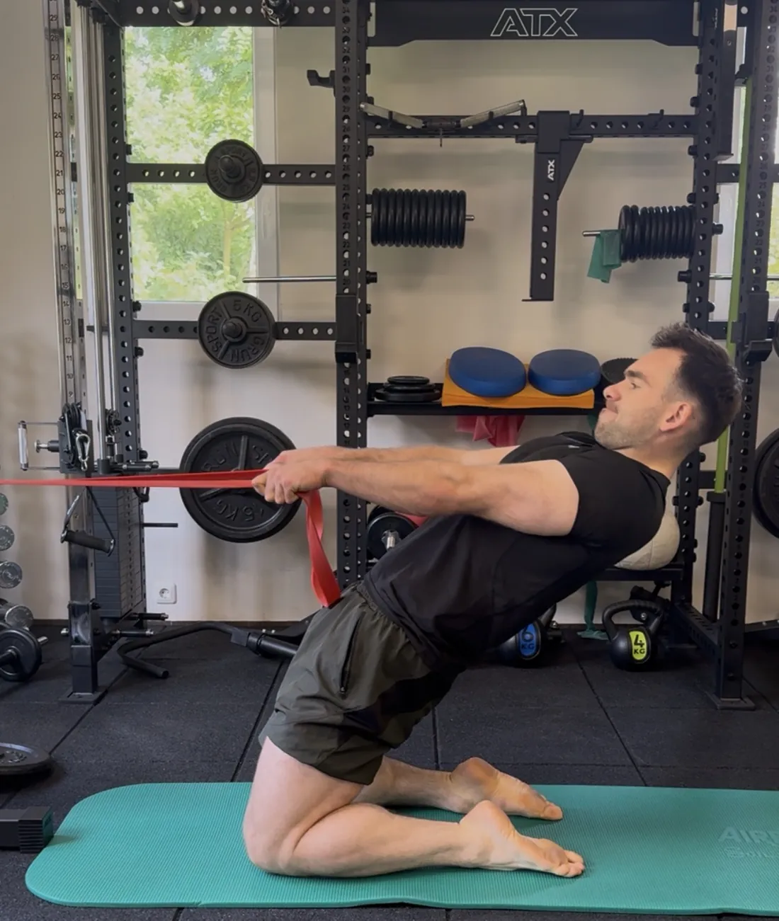 Personal Trainer Ansgar Siebert beim Training mit Widerstandsband in Springe